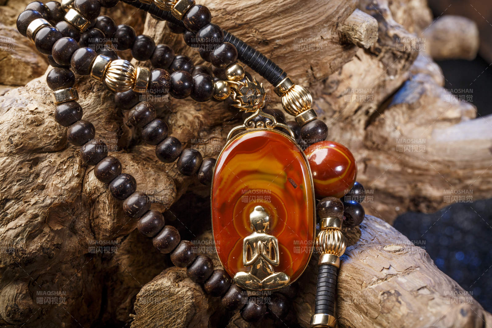 使用传统工艺精美雕刻的玉石玛瑙工艺品图片