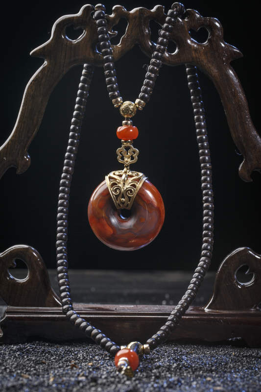 使用传统工艺精美雕刻的玉石玛瑙工艺品图片