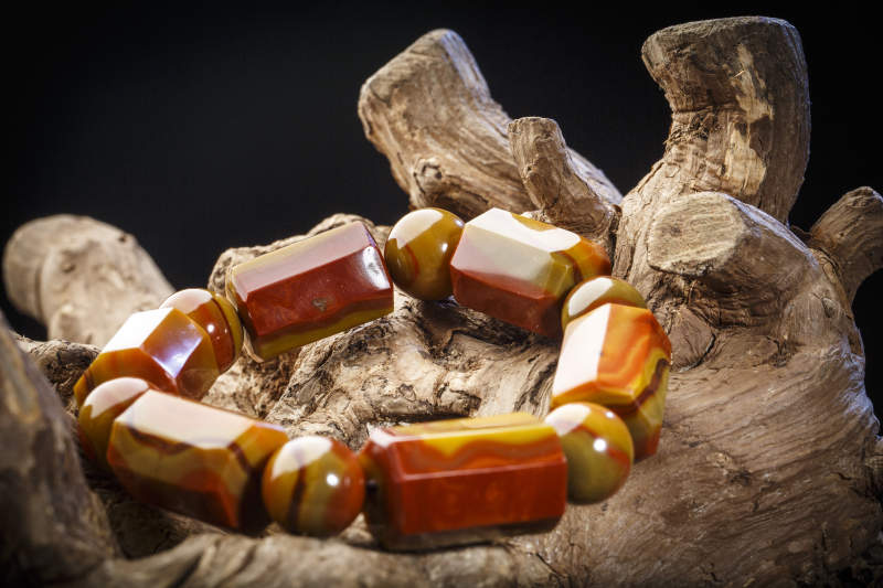 使用传统工艺精美雕刻的玉石玛瑙工艺品图片