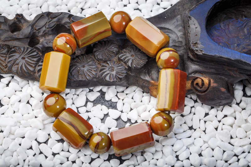 使用传统工艺精美雕刻的玉石玛瑙工艺品图片