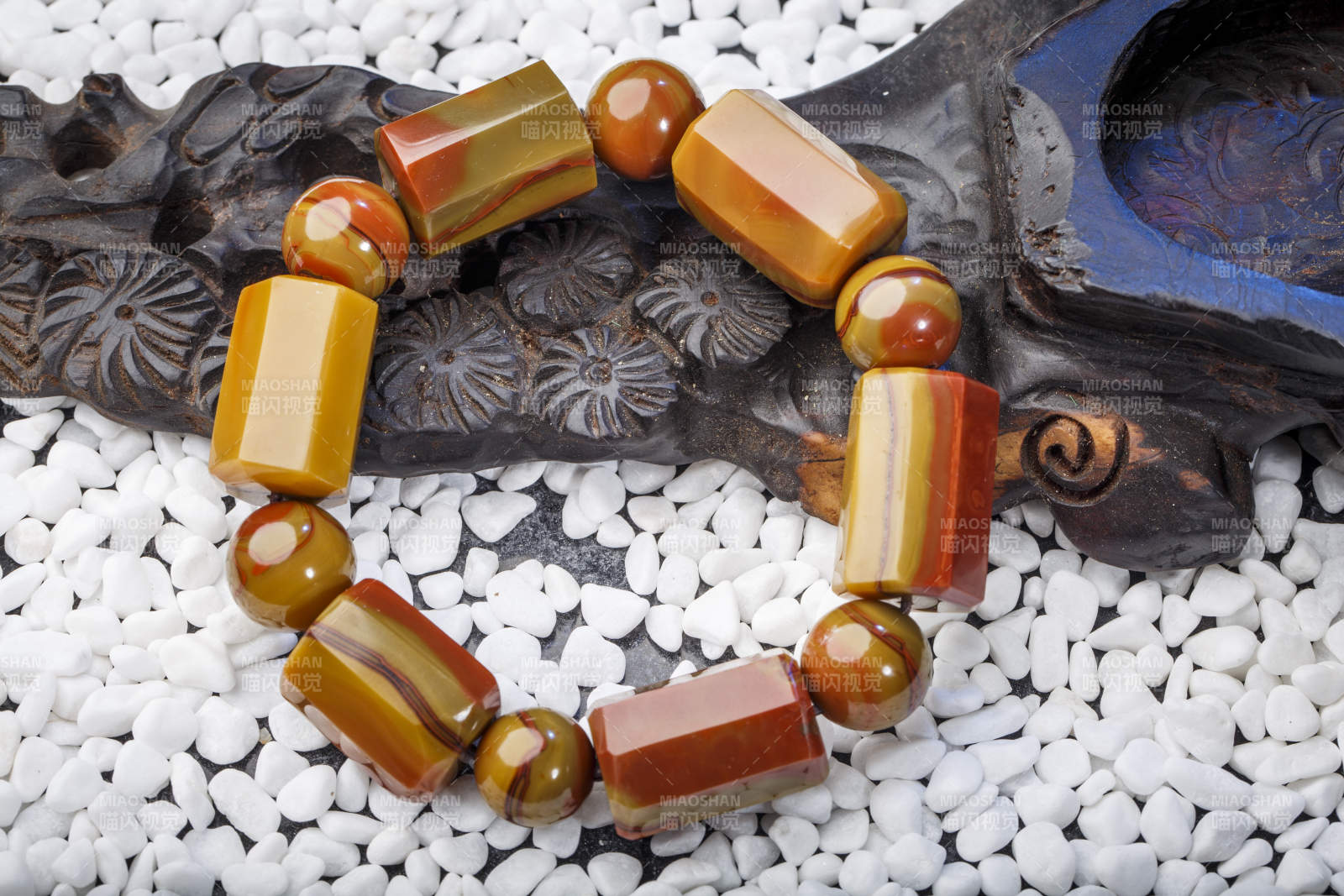 使用传统工艺精美雕刻的玉石玛瑙工艺品图片