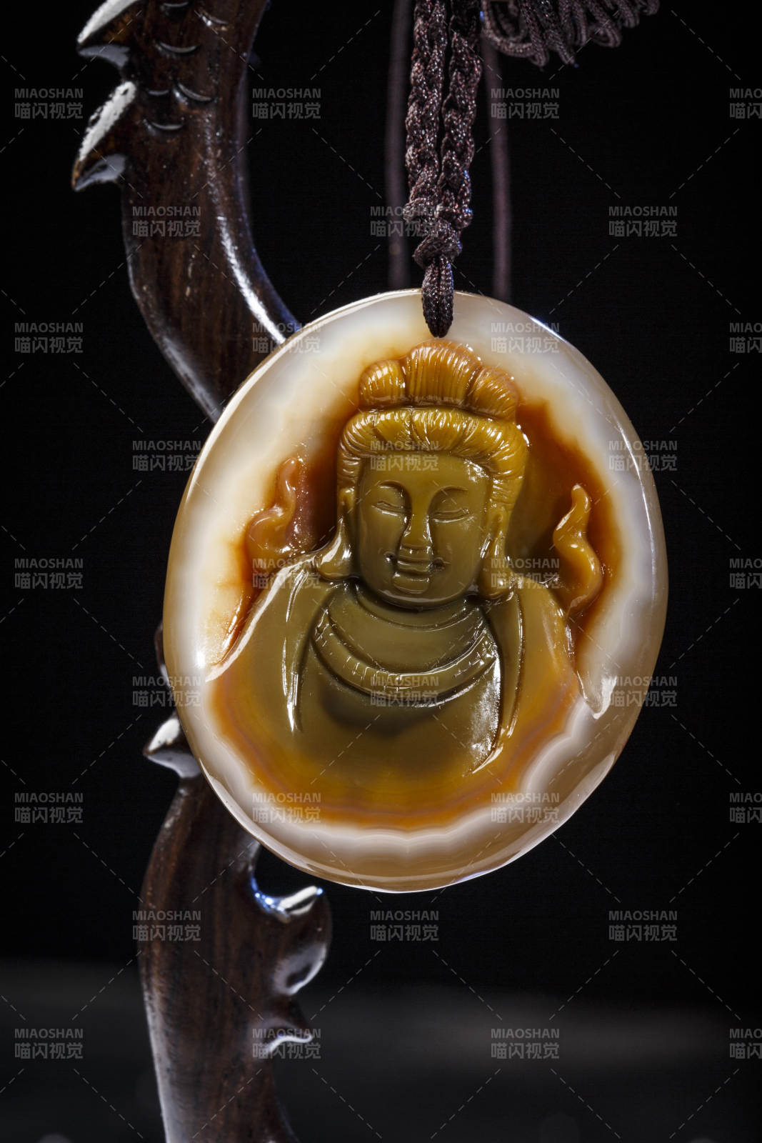 使用传统工艺精美雕刻的玉石玛瑙工艺品图片