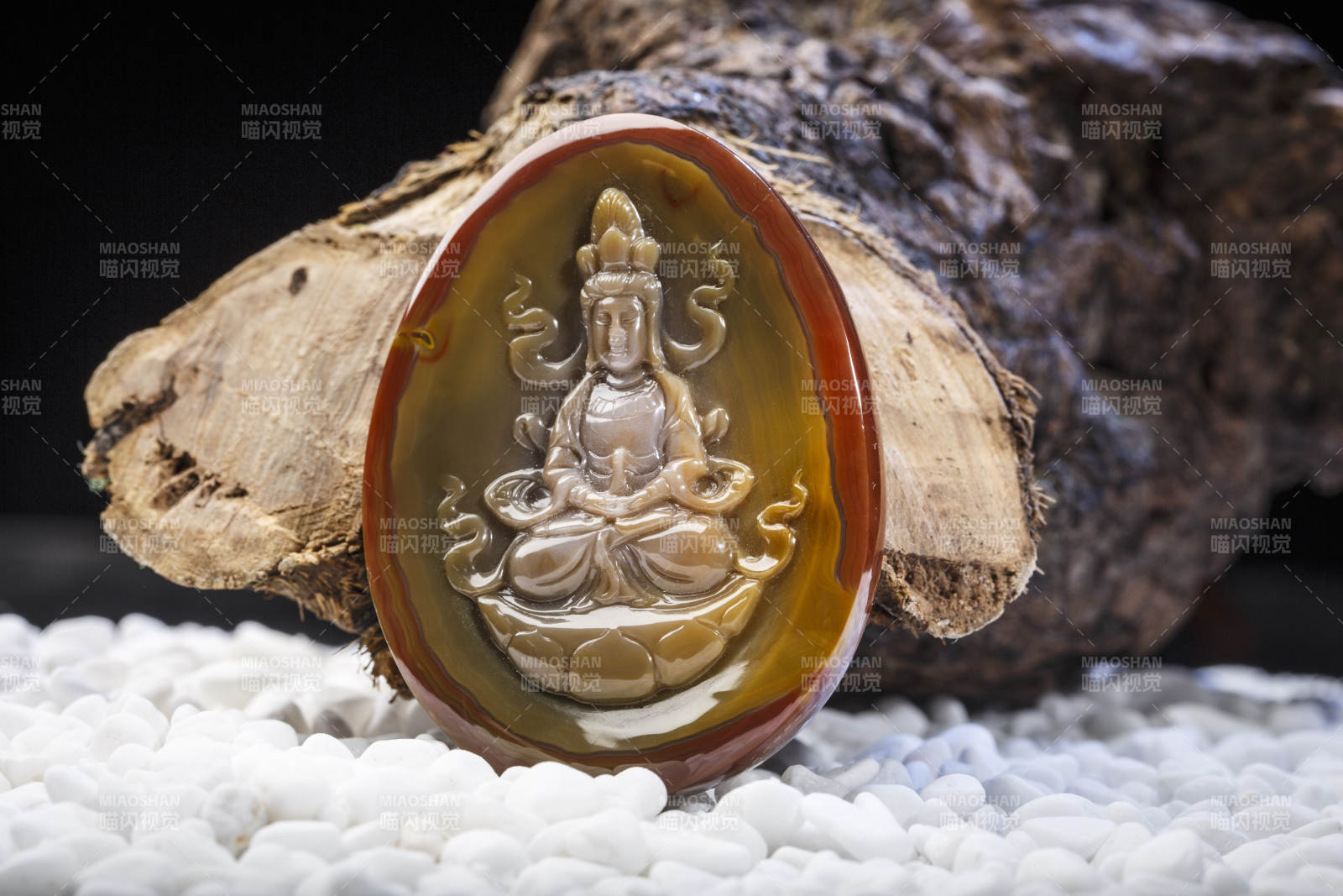 使用传统工艺精美雕刻的玉石玛瑙工艺品图片