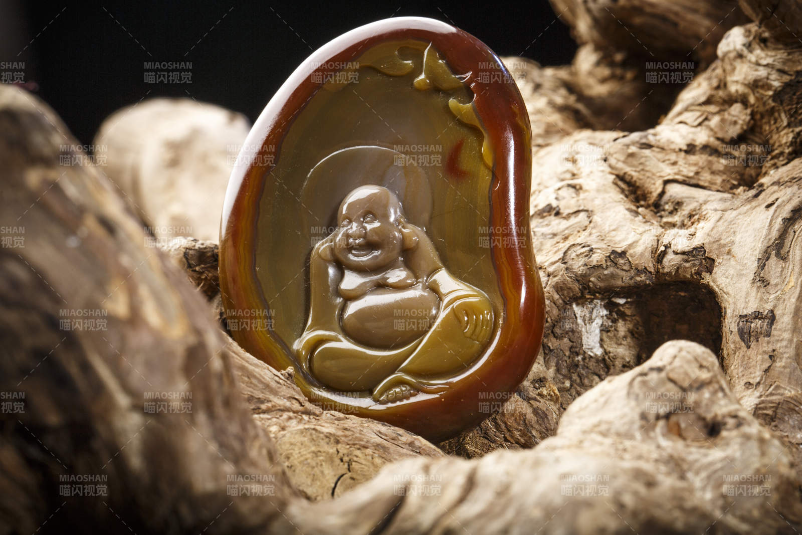 使用传统工艺精美雕刻的玉石玛瑙工艺品图片