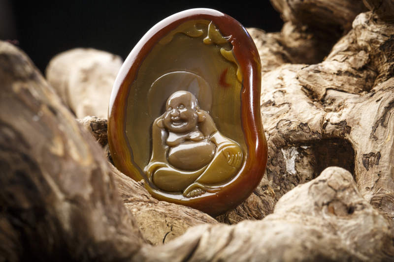 使用传统工艺精美雕刻的玉石玛瑙工艺品图片