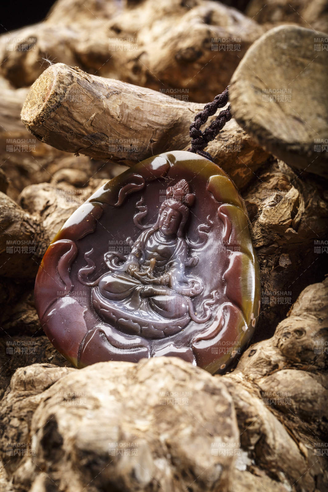 使用传统工艺精美雕刻的玉石玛瑙工艺品图片