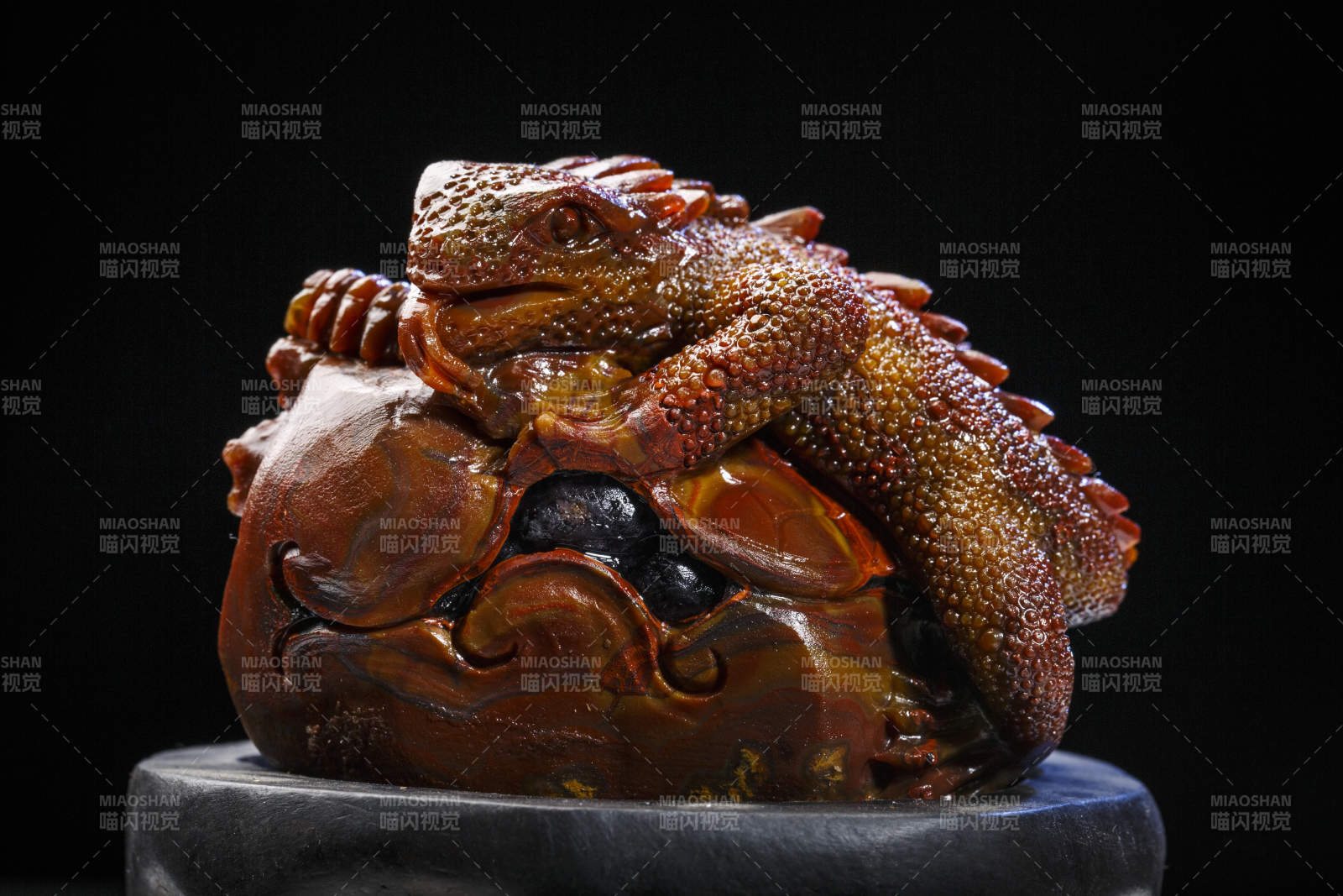 使用传统工艺精美雕刻的玉石玛瑙工艺品图片