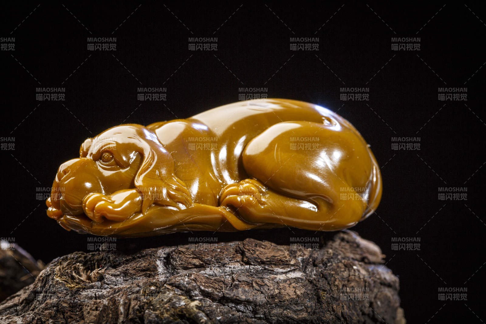 使用传统工艺精美雕刻的玉石玛瑙工艺品图片