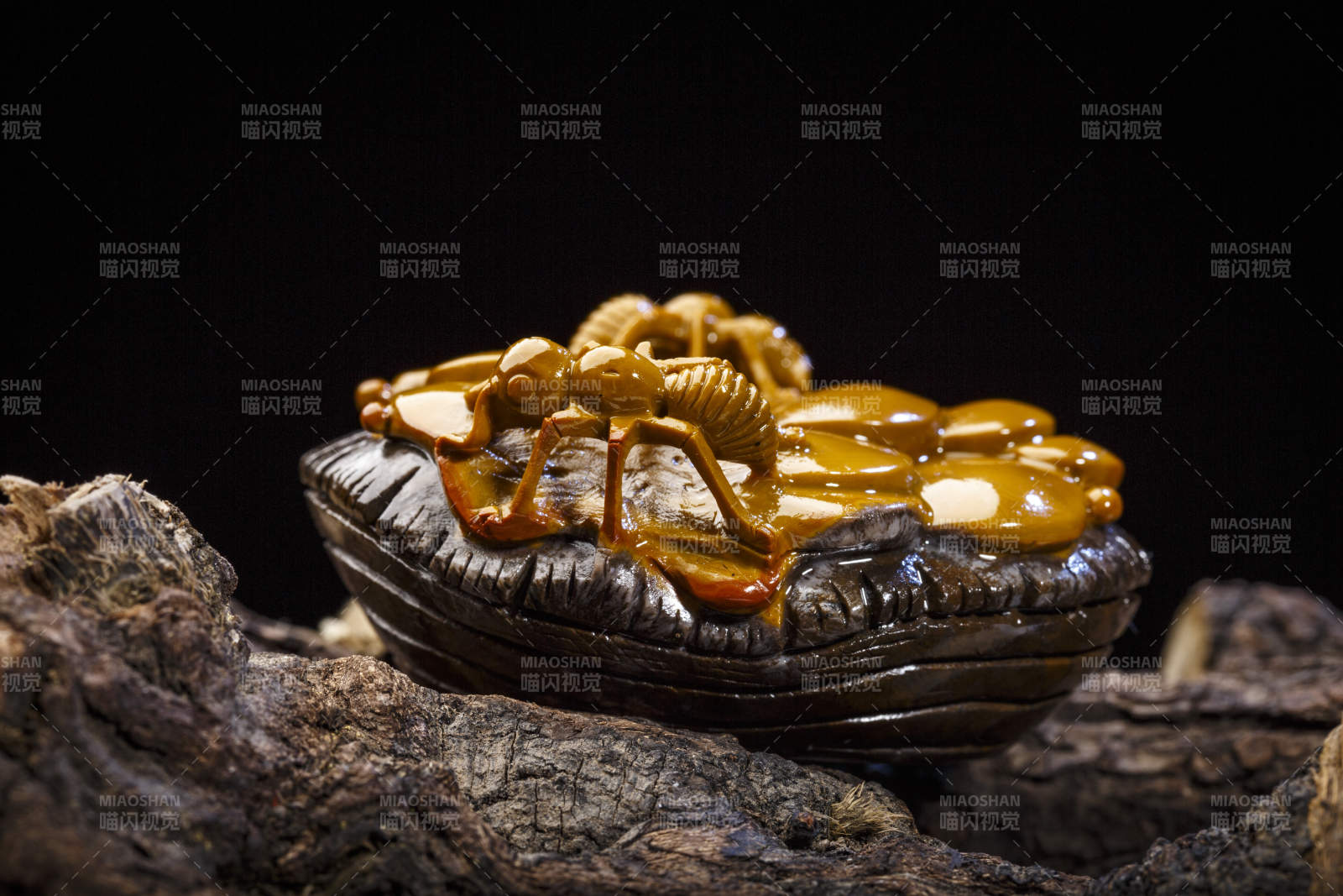 使用传统工艺精美雕刻的玉石玛瑙工艺品图片