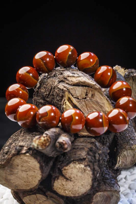 使用传统工艺精美雕刻的玉石玛瑙工艺品图片