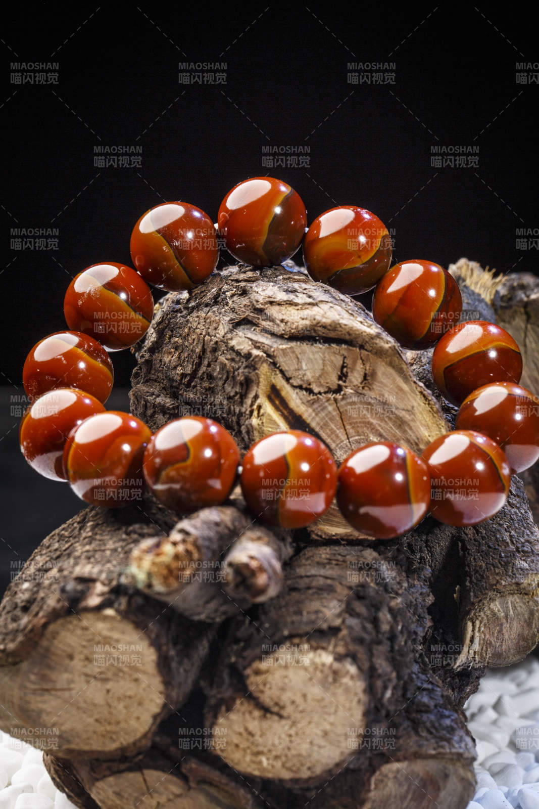 使用传统工艺精美雕刻的玉石玛瑙工艺品图片