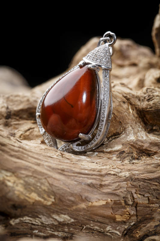 使用传统工艺精美雕刻的玉石玛瑙工艺品图片