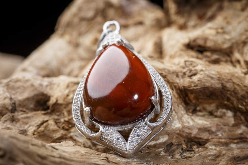 使用传统工艺精美雕刻的玉石玛瑙工艺品图片