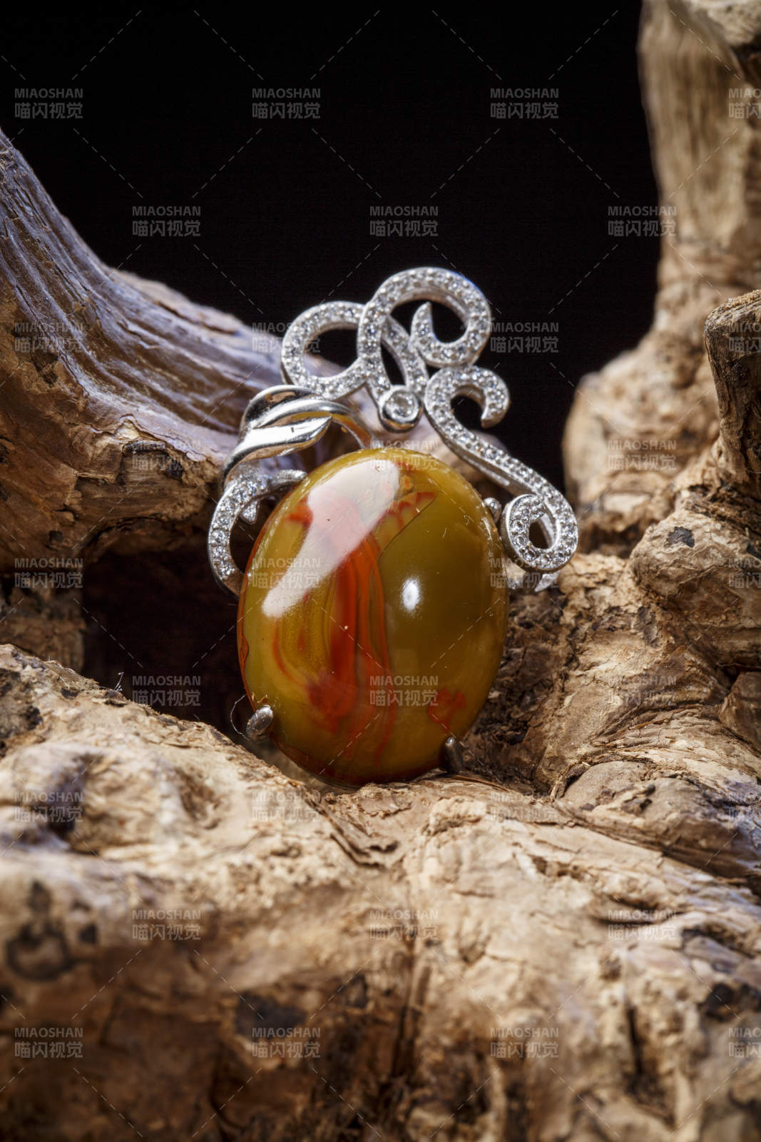 使用传统工艺精美雕刻的玉石玛瑙工艺品图片