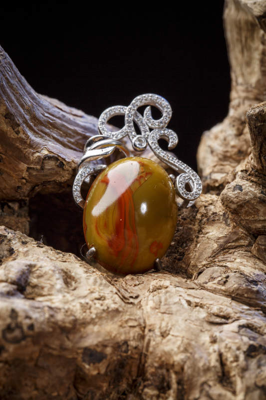 使用传统工艺精美雕刻的玉石玛瑙工艺品图片