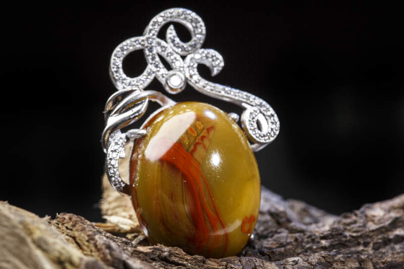 使用传统工艺精美雕刻的玉石玛瑙工艺品图片