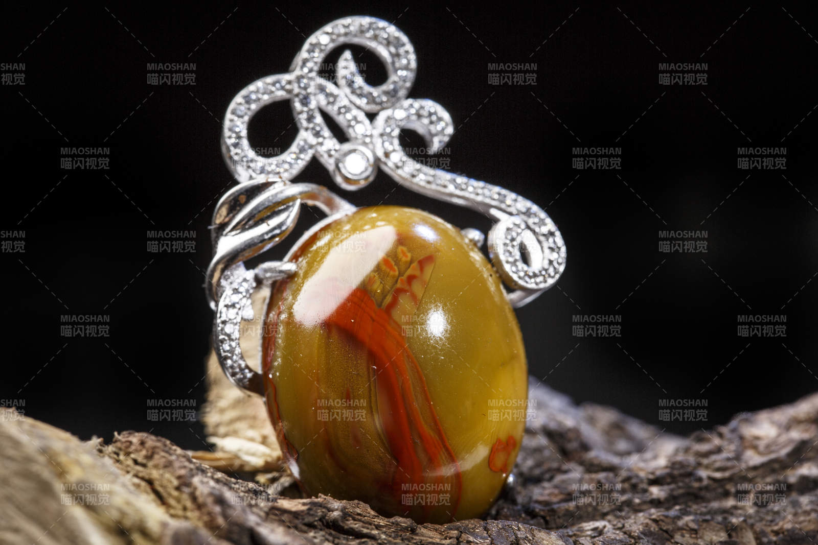 使用传统工艺精美雕刻的玉石玛瑙工艺品图片