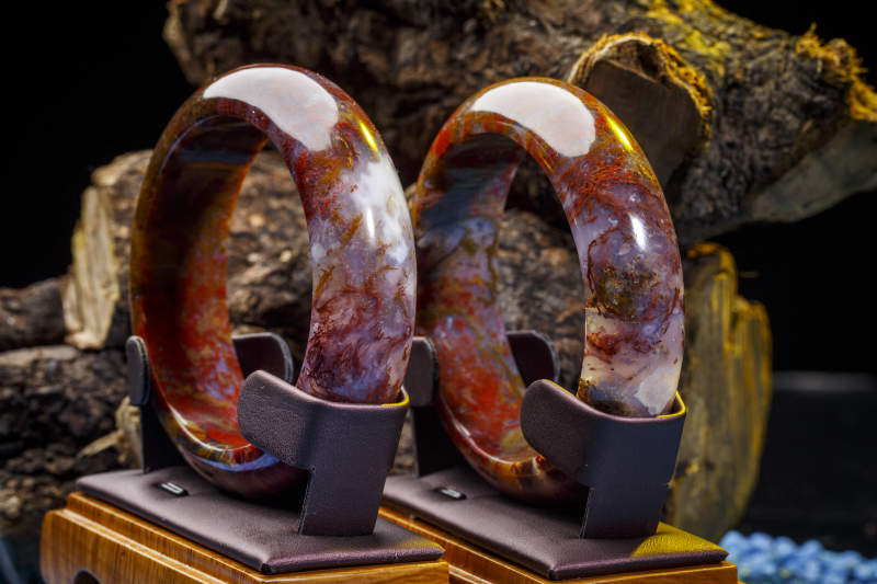 使用传统工艺精美雕刻的玉石玛瑙工艺品图片