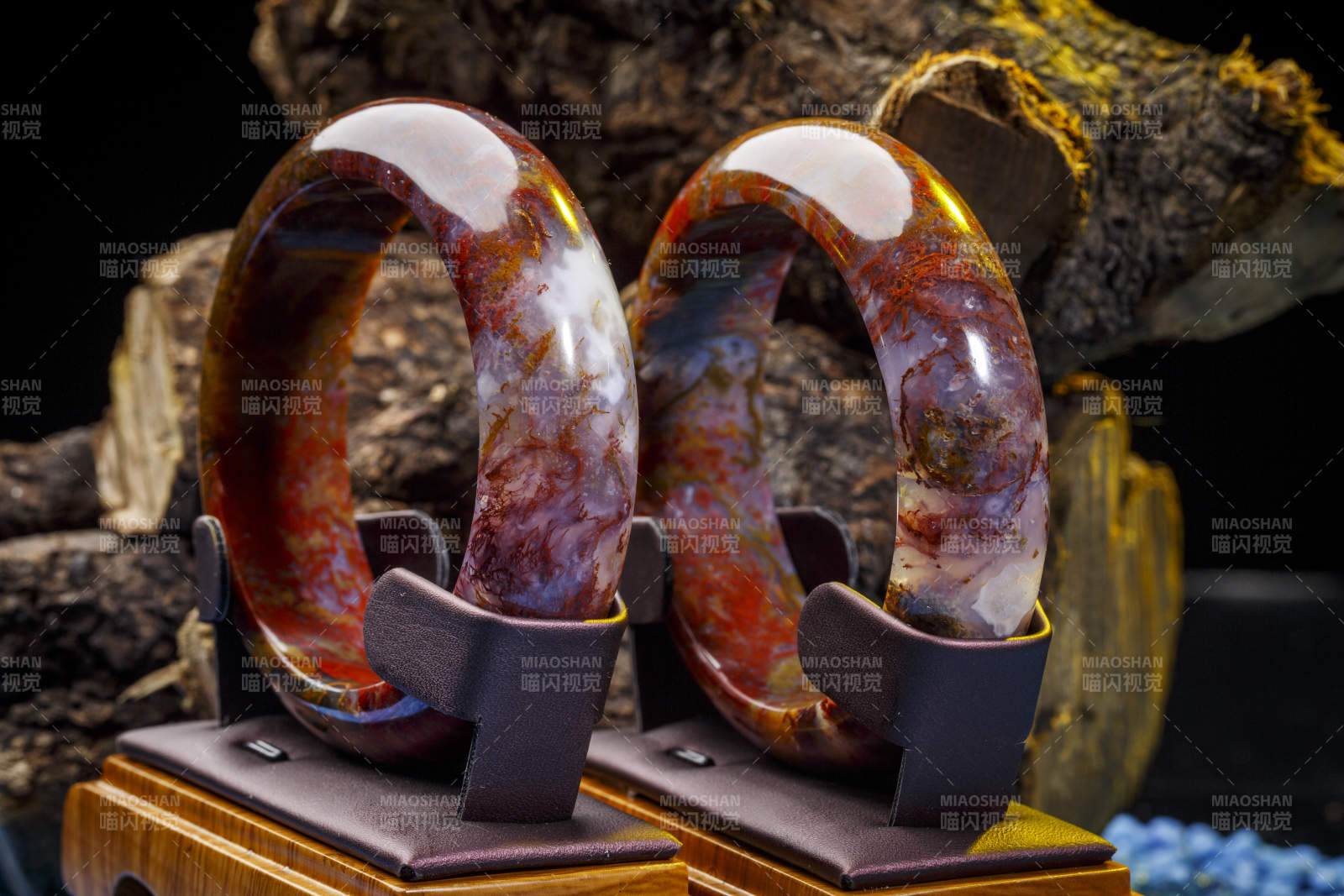 使用传统工艺精美雕刻的玉石玛瑙工艺品图片