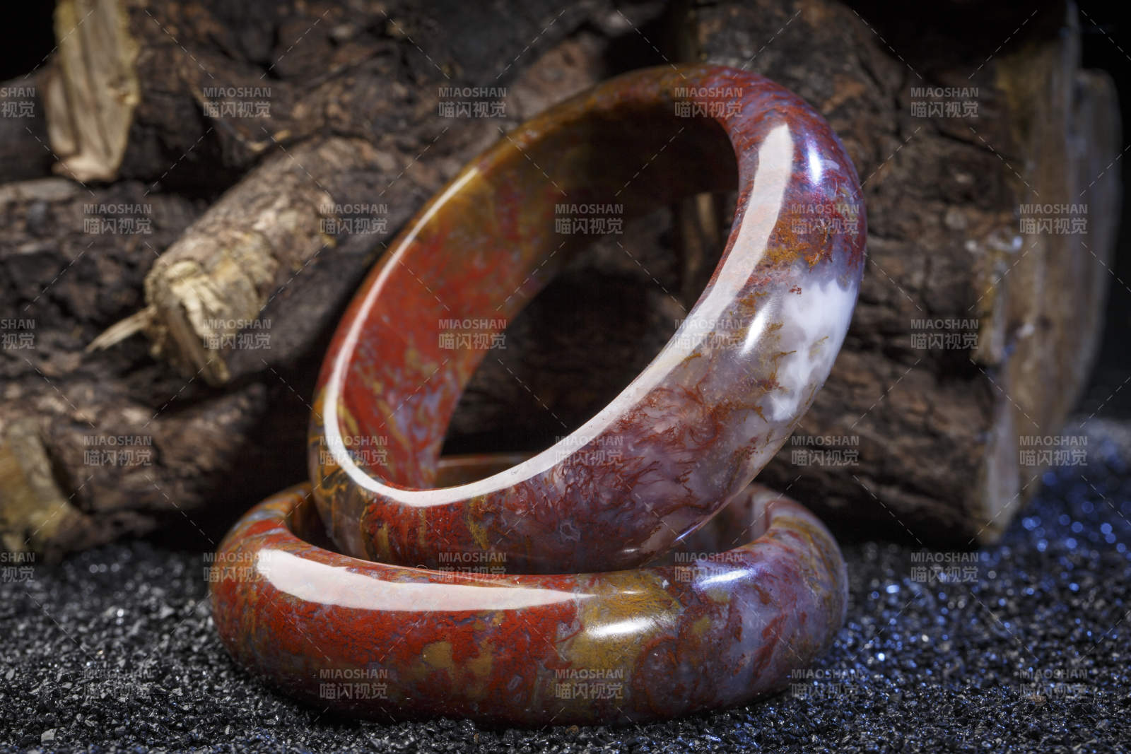 使用传统工艺精美雕刻的玉石玛瑙工艺品图片