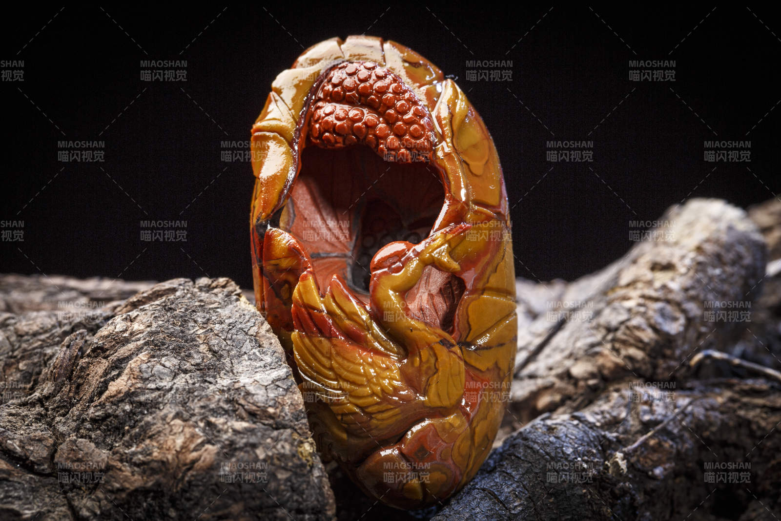 使用传统工艺精美雕刻的玉石玛瑙工艺品图片