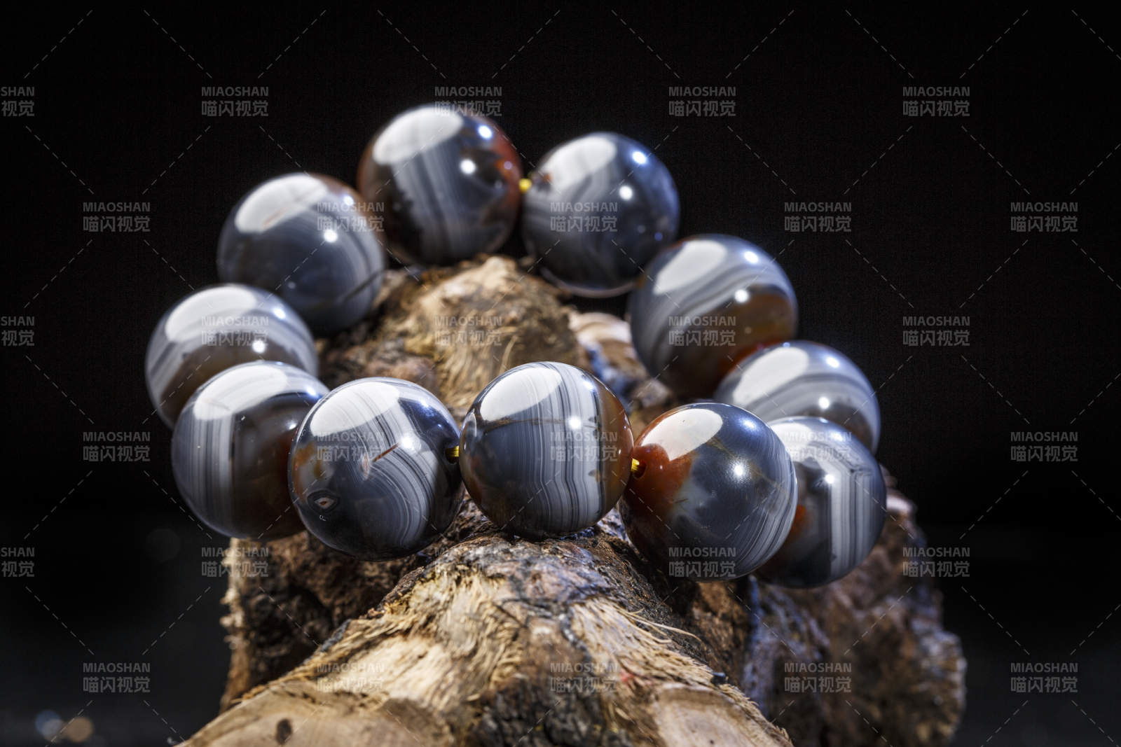 使用传统工艺精美雕刻的玉石玛瑙工艺品图片