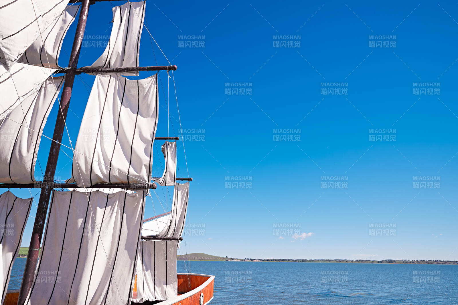 河北省沽源县库伦淖景区湖畔停靠的复古帆船图片