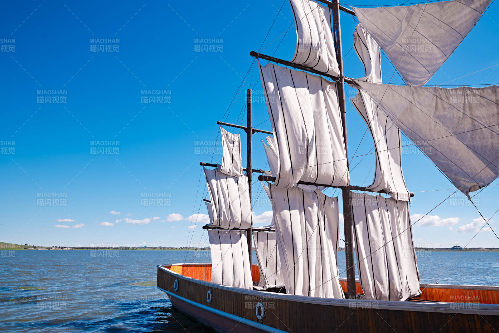 河北省沽源县库伦淖景区湖畔停靠的复古帆船图片