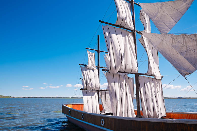 河北省沽源县库伦淖景区湖畔停靠的复古帆船图片