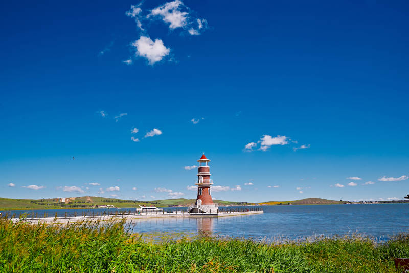 河北省沽源县库伦淖景区湖畔晴空下的灯塔图片