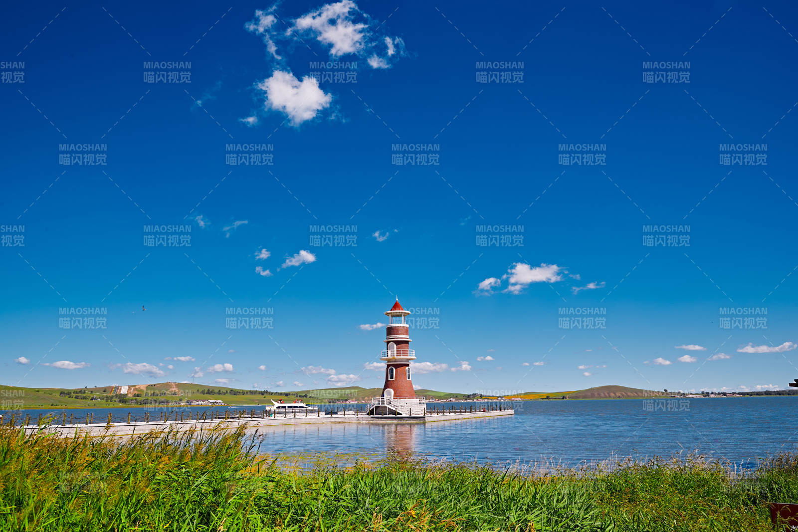 河北省沽源县库伦淖景区湖畔晴空下的灯塔图片