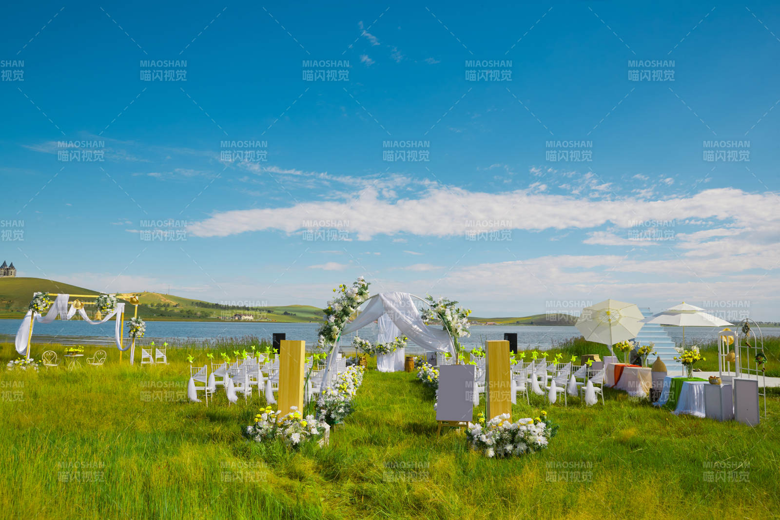 湖畔晴空下浪漫的草坪婚礼布场图片