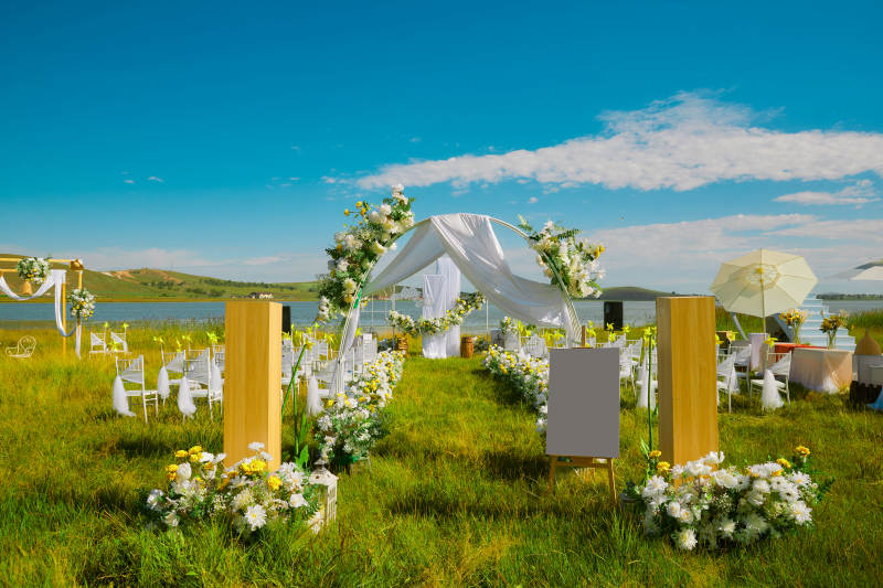湖畔晴空下浪漫的草坪婚礼布场图片