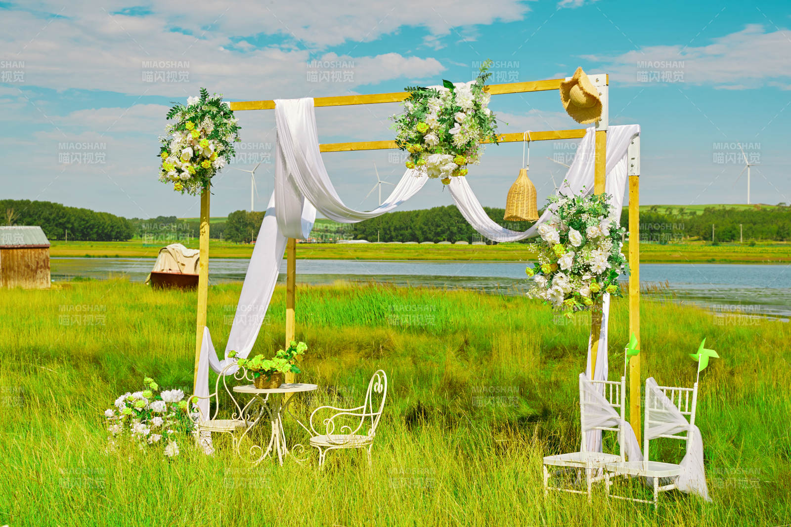 湖畔晴空下浪漫草坪婚礼的场地布置细节图片