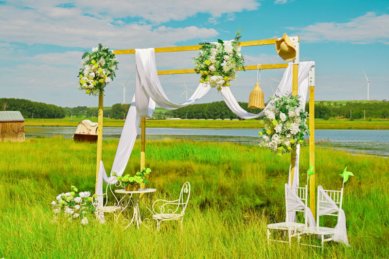 湖畔晴空下浪漫草坪婚礼的场地布置细节图片