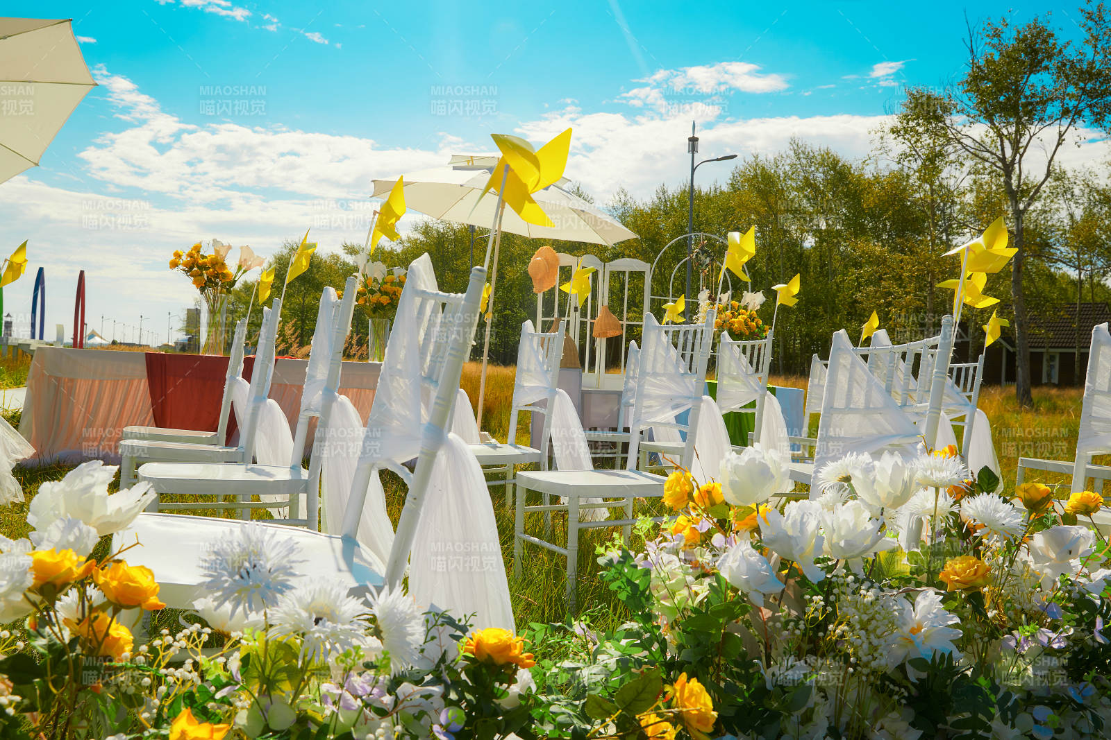 湖畔晴空下浪漫草坪婚礼的场地布置细节图片