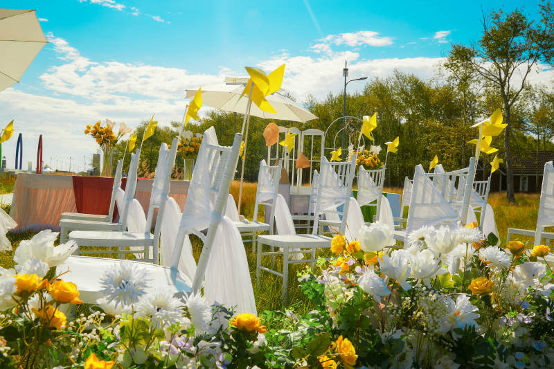 湖畔晴空下浪漫草坪婚礼的场地布置细节图片