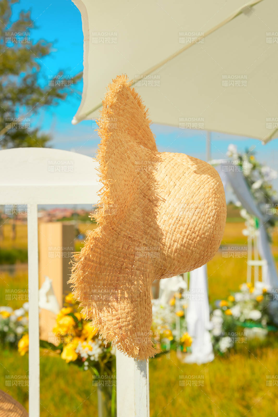 湖畔晴空下浪漫草坪婚礼的场地布置细节图片