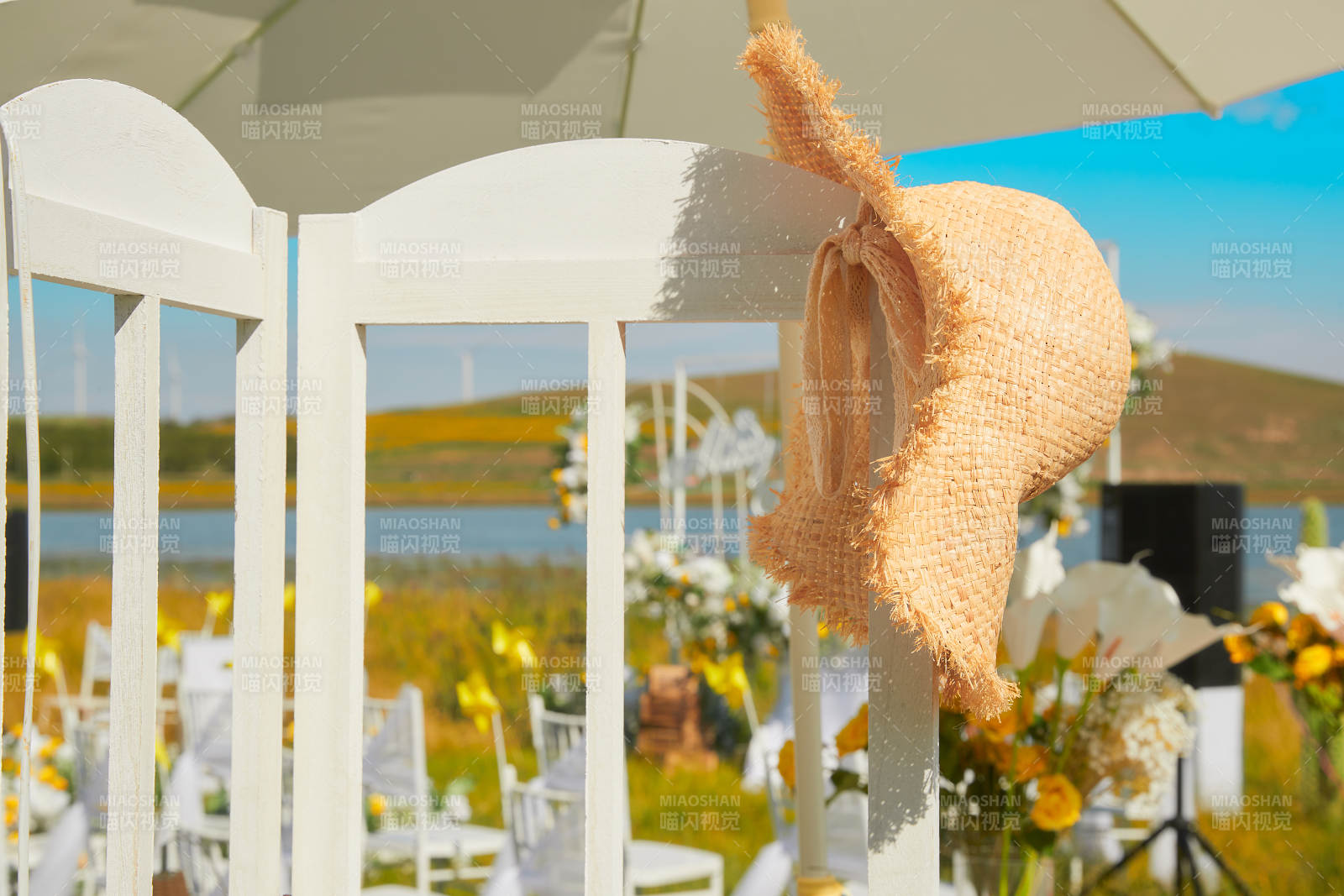 湖畔晴空下浪漫草坪婚礼的场地布置细节图片