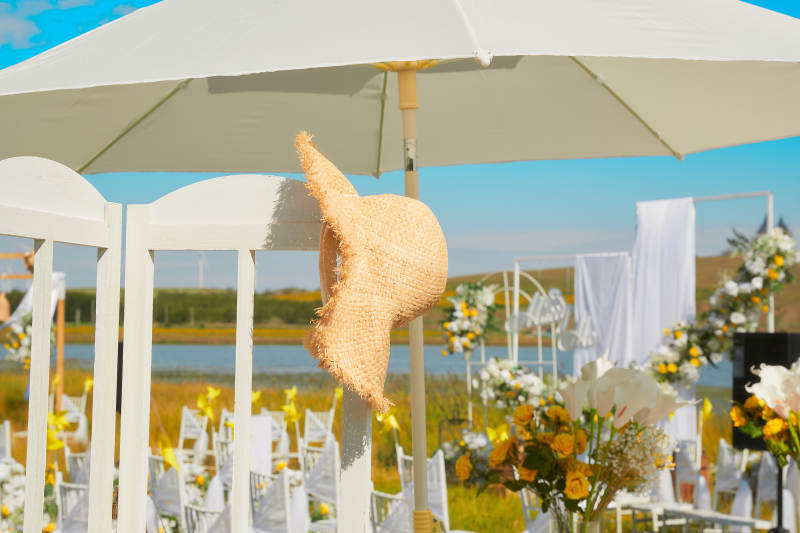 湖畔晴空下浪漫草坪婚礼的场地布置细节图片