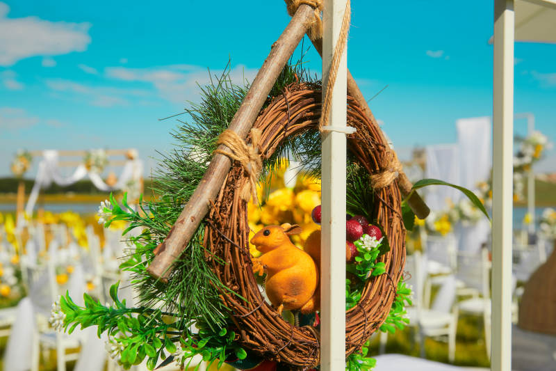 湖畔晴空下浪漫草坪婚礼的场地布置细节图片