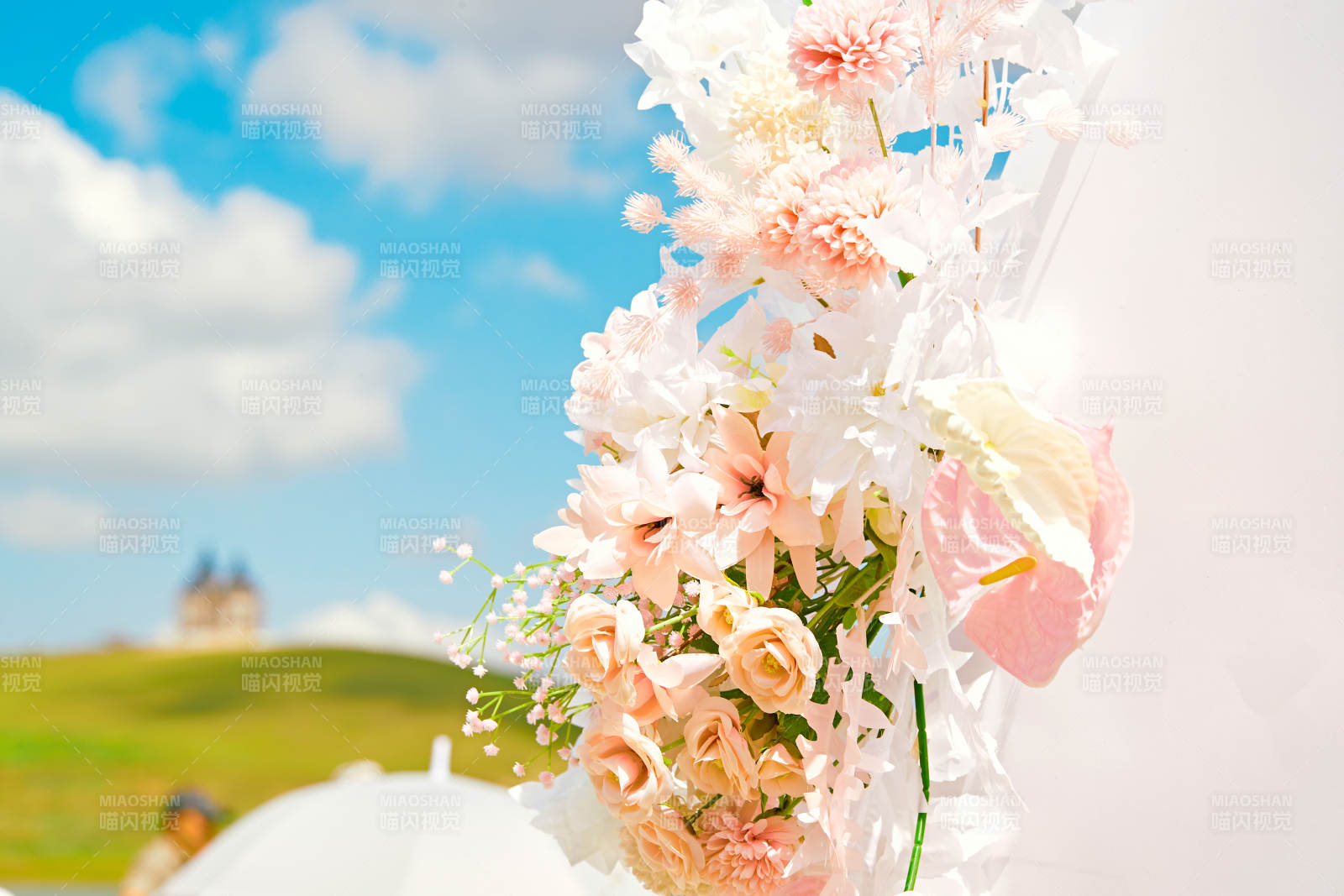 湖畔晴空下浪漫草坪婚礼的场地布置细节图片