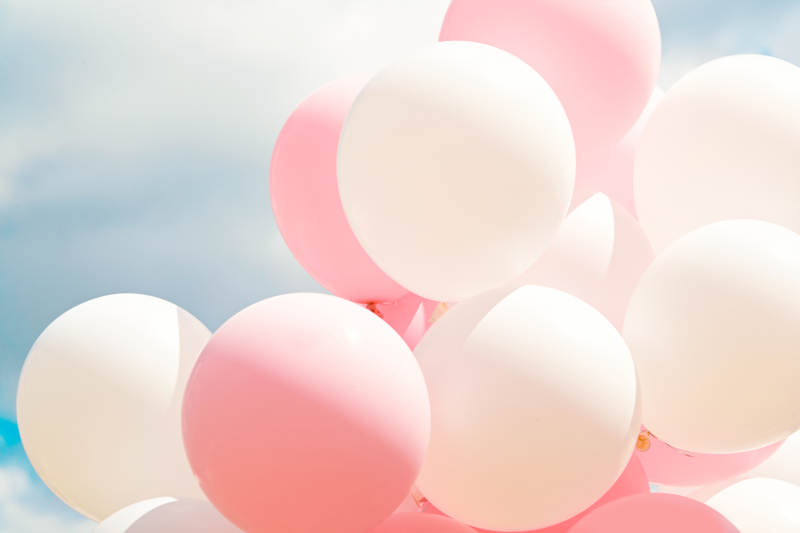 蓝天白云下的草坪婚礼上的装饰气球图片