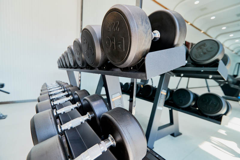 崭新洁净的室内健身房图片