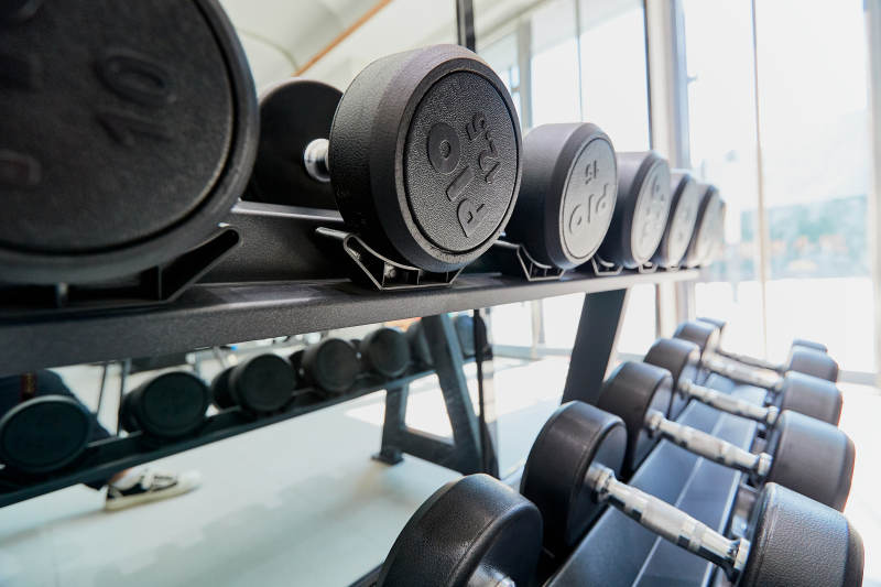 崭新洁净的室内健身房图片