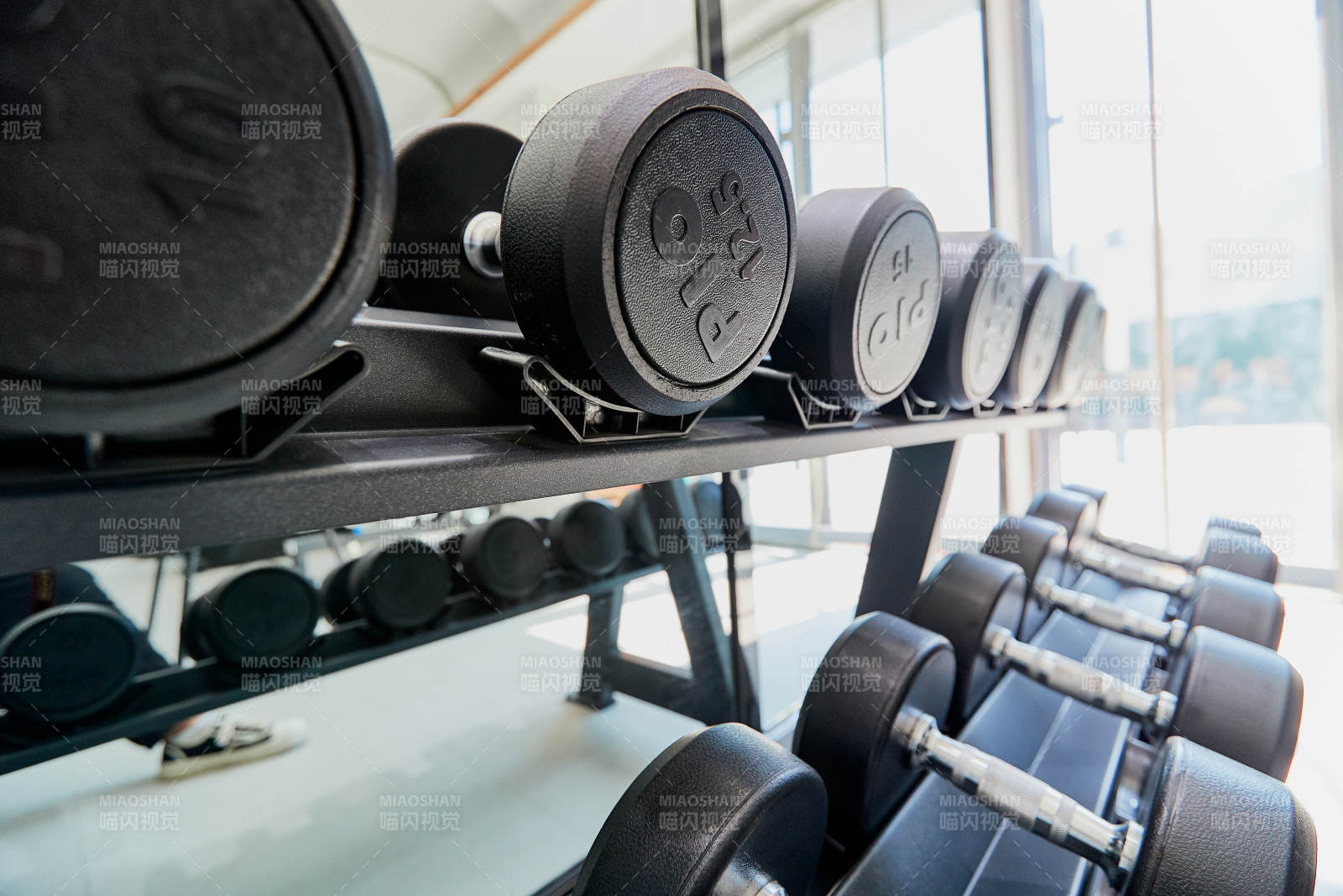 崭新洁净的室内健身房图片