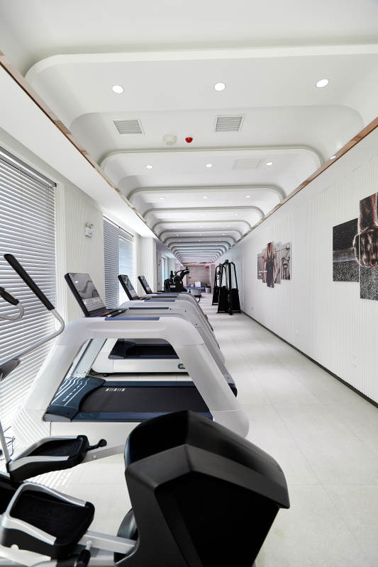 崭新洁净的室内健身房图片