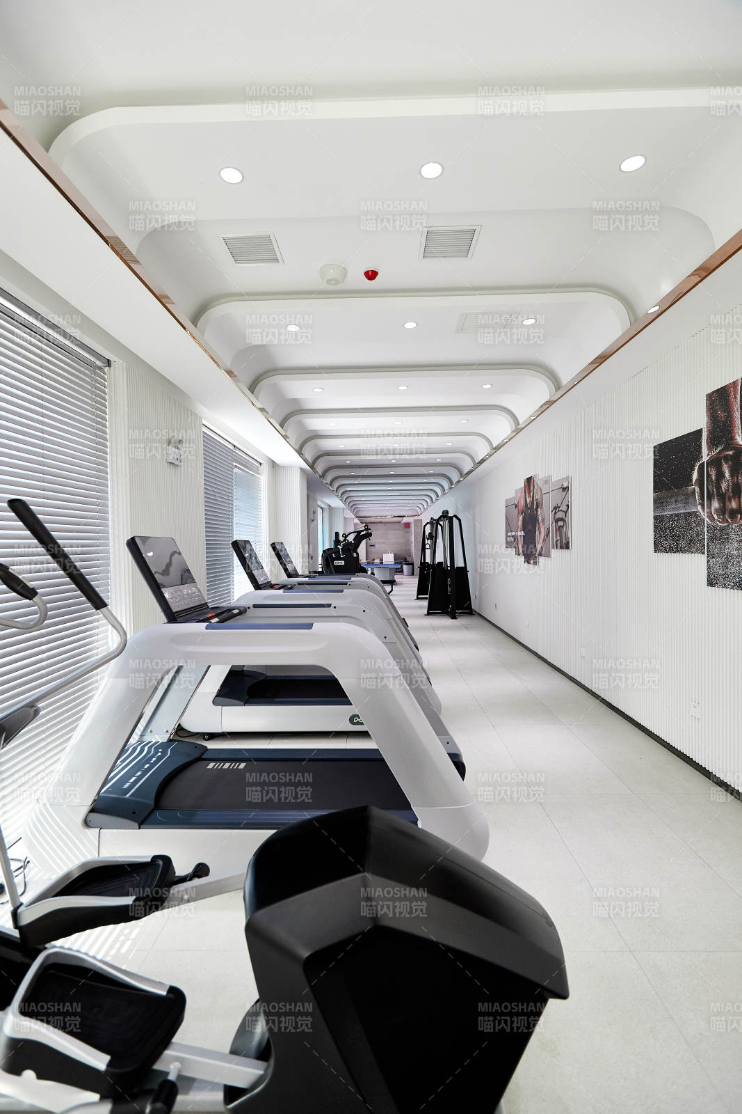 崭新洁净的室内健身房图片