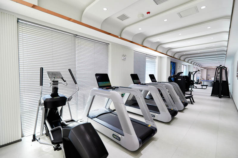 崭新洁净的室内健身房图片