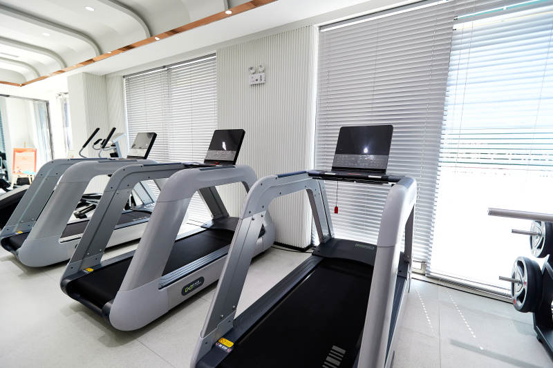 崭新洁净的室内健身房图片